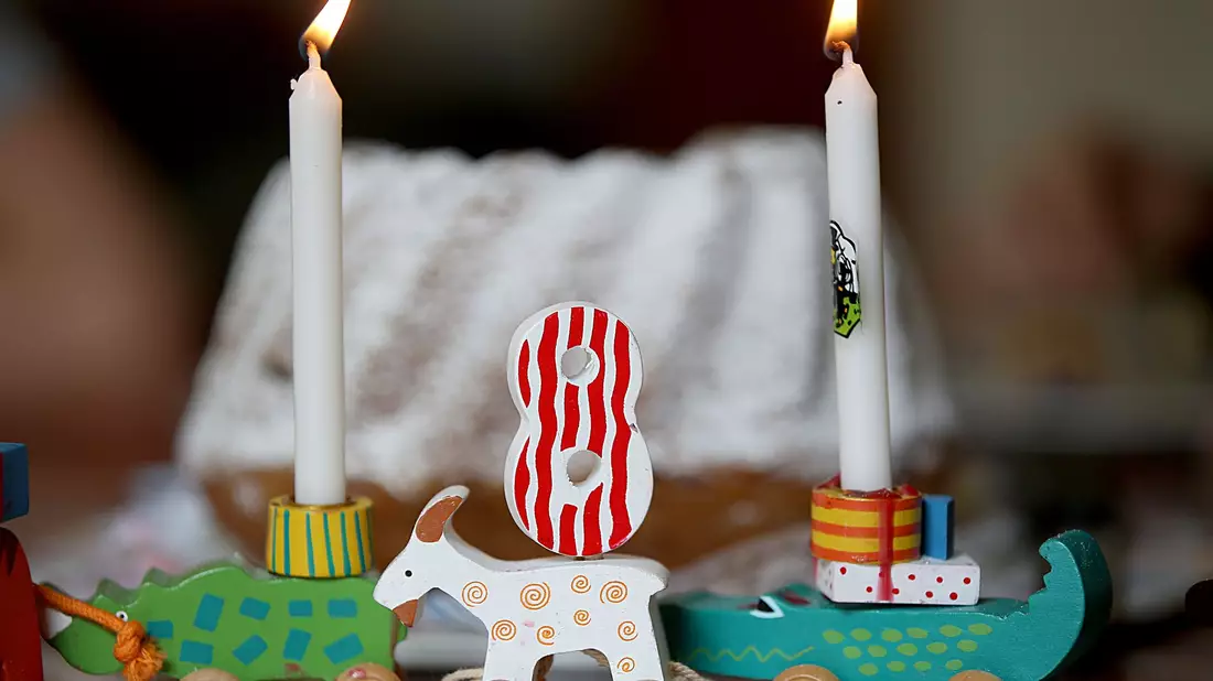 Manche Arfid-Betroffene vermeiden es, auf Kindergeburtstage zu gehen, weil sie keinen Kuchen essen. (Symbolbild) - Bild: picture alliance / Oliver Berg/dpa