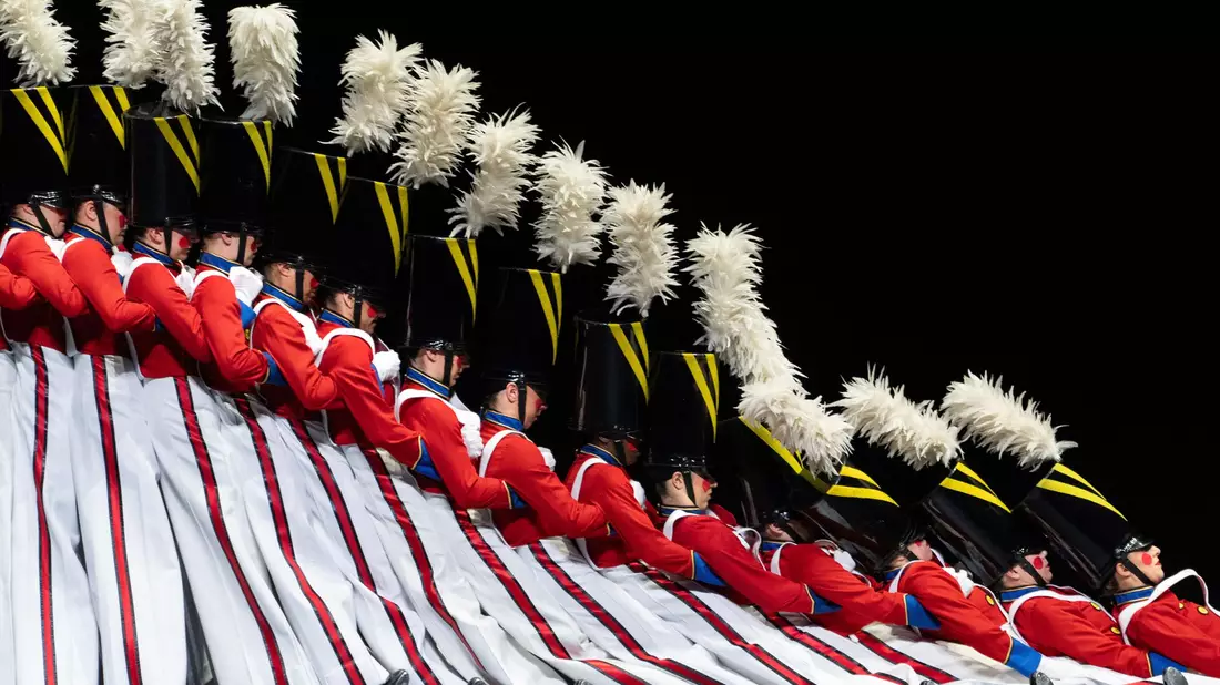Die «Rockettes» tanzen die Parade der Holzsoldaten während der Weihnachtshow. (Archivbild) - Bild: Julia Demaree Nikhinson/AP/dpa