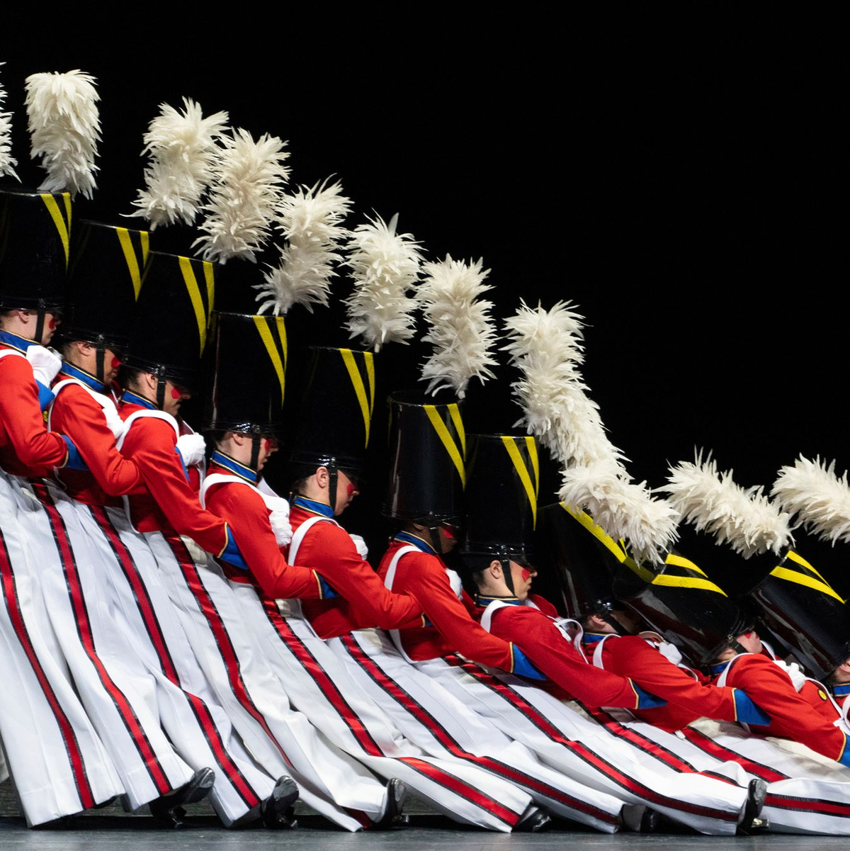 Die «Rockettes» tanzen die Parade der Holzsoldaten während der Weihnachtshow. (Archivbild) - Foto: Julia Demaree Nikhinson/AP/dpa