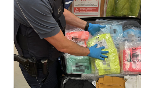 HZA-S: Plagiate für das eigene Bekleidungsgeschäft geschmuggelt - Foto: presseportal.de