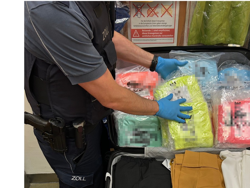 HZA-S: Plagiate für das eigene Bekleidungsgeschäft geschmuggelt - Foto: presseportal.de