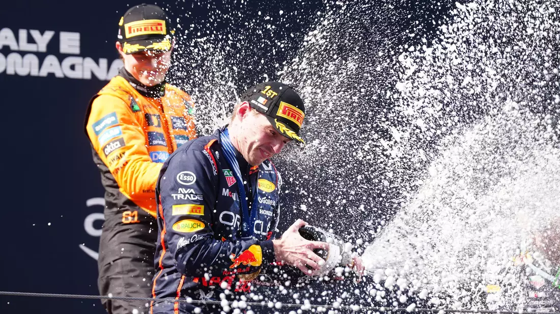 Max Verstappen (vorn) lieferte in Imola eine Lehrstunde für Oscar Piastri. - Bild: David Davies/PA Wire/dpa