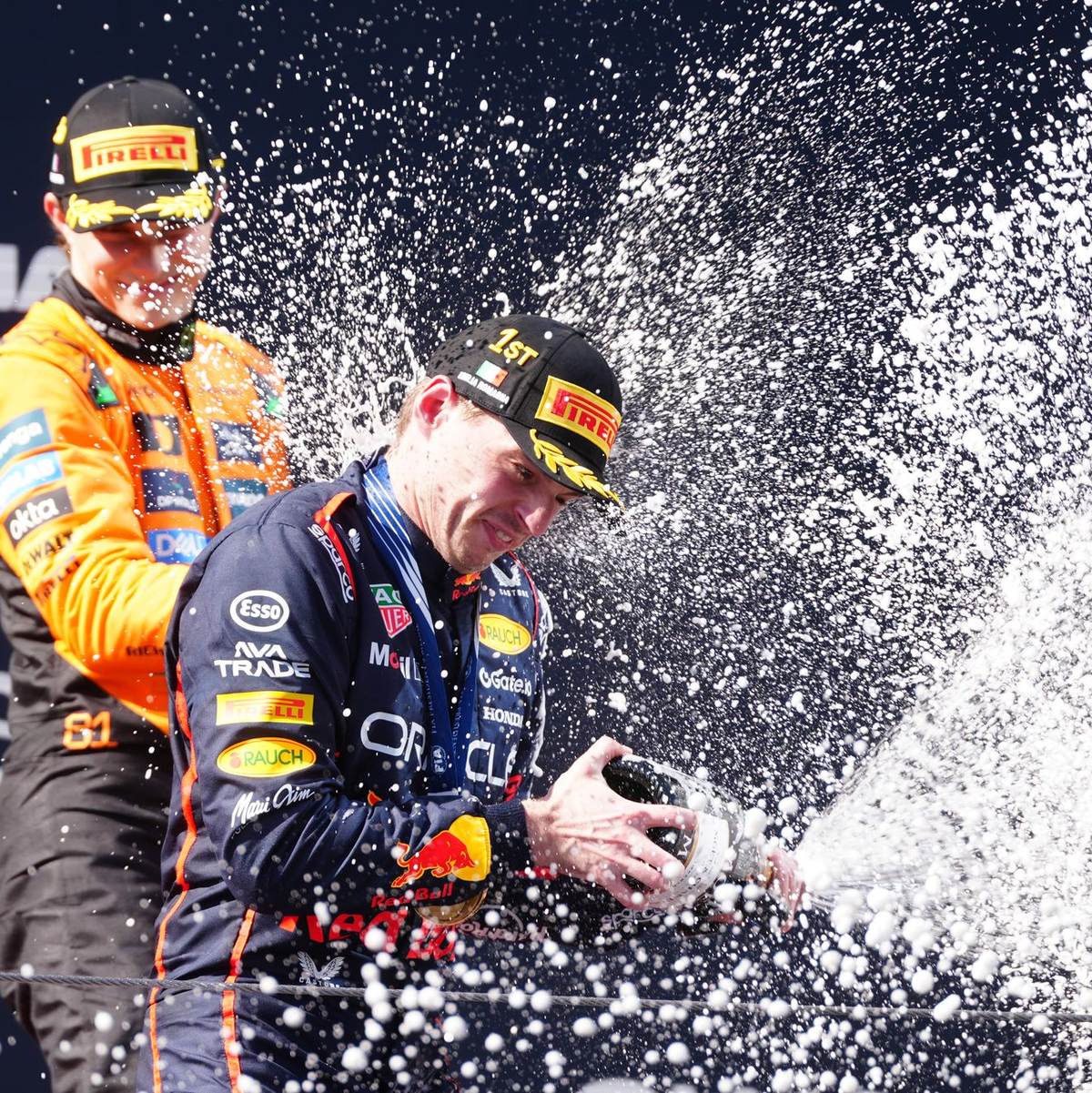 Max Verstappen (vorn) lieferte in Imola eine Lehrstunde für Oscar Piastri. - Foto: David Davies/PA Wire/dpa