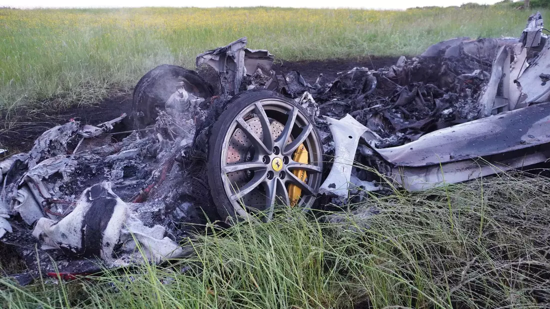 Abseits der Autobahn wurde das Autowrack gelöscht.  - Bild: Reinert/swd-medien /dpa