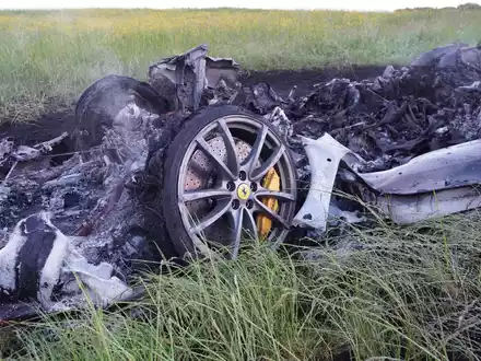 Abseits der Autobahn wurde das Autowrack gelöscht.  - Foto: Reinert/swd-medien /dpa