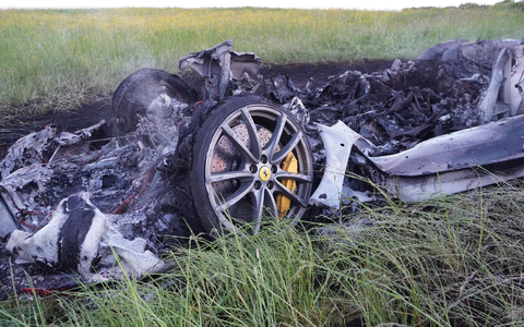 Abseits der Autobahn wurde das Autowrack gelöscht.  - Foto: Reinert/swd-medien /dpa