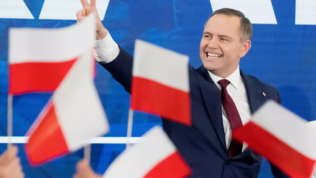 Karol Nawrocki von der nationalkonservativen PiS landete in der ersten Runde von Polens Präsidentenwahl auf dem zweiten Platz. In der Stichwahl wird er gegen Trzaskowski antreten. (Foto aktuell) - Bild: Wojciech Strozyk/AP/dpa