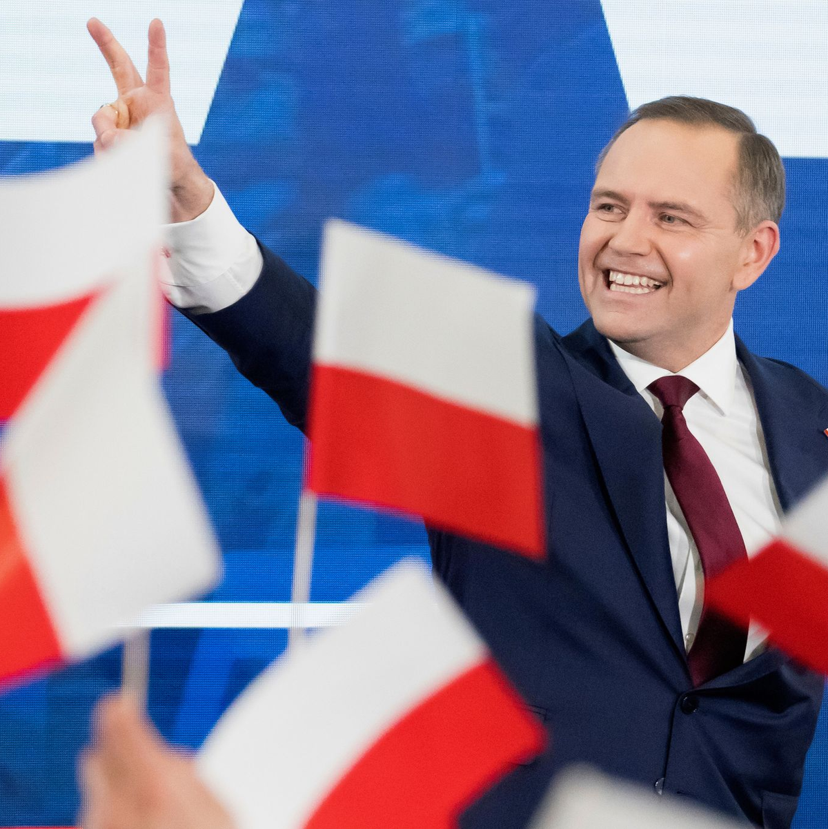 Karol Nawrocki von der nationalkonservativen PiS landete in der ersten Runde von Polens Präsidentenwahl auf dem zweiten Platz. In der Stichwahl wird er gegen Trzaskowski antreten. (Foto aktuell) - Foto: Wojciech Strozyk/AP/dpa
