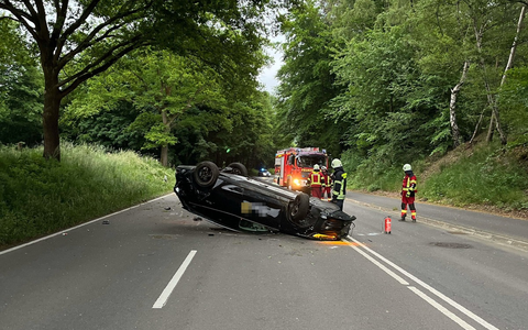 POL-RBK: Overath - Hoher Sachschaden und eine verletzte Person bei Alleinunfall - Foto: presseportal.de POL-RBK: Overath - Hoher Sachschaden und eine verletzte Person bei Alleinunfall - Foto: presseportal.de