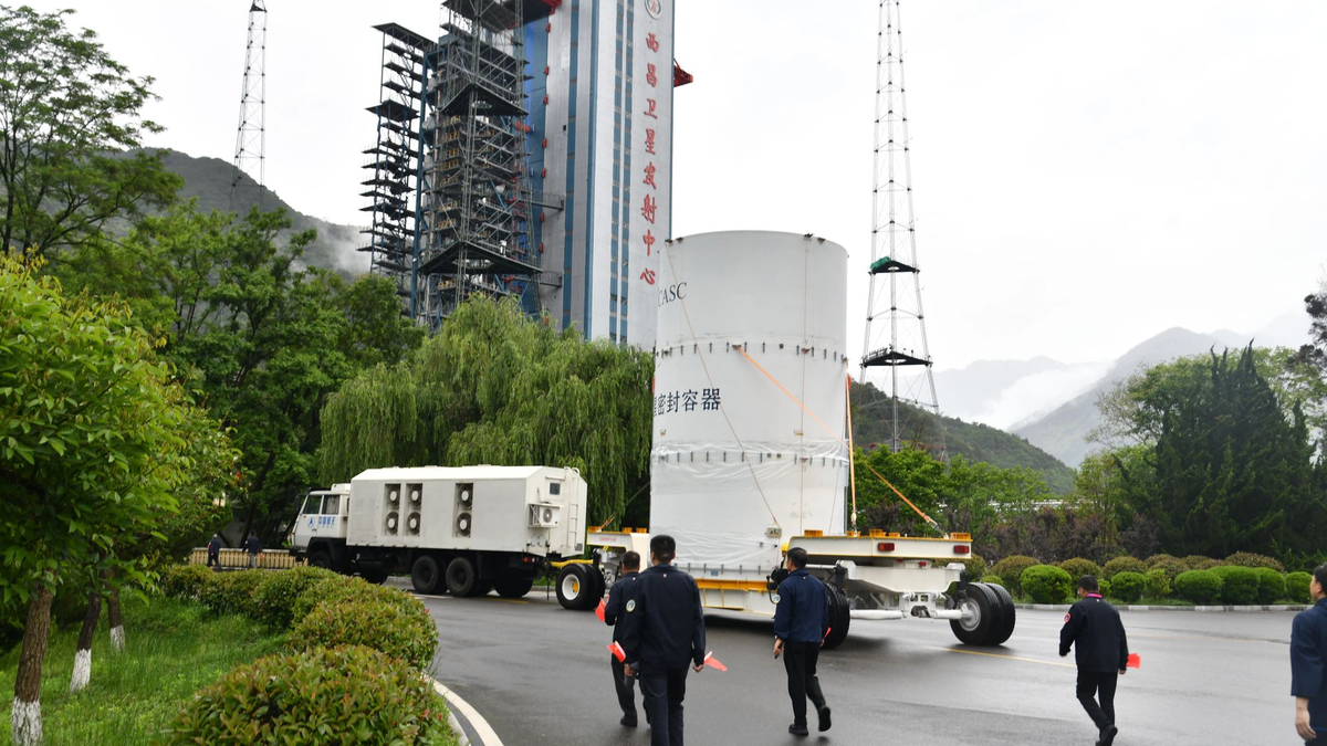 Die chinesische Tianwen-2-Sonde in der südwestchinesischen Provinz Sichuan zu ihrem Startplatz transportiert.  - Foto: Shi Yichen/XinHua/dpa