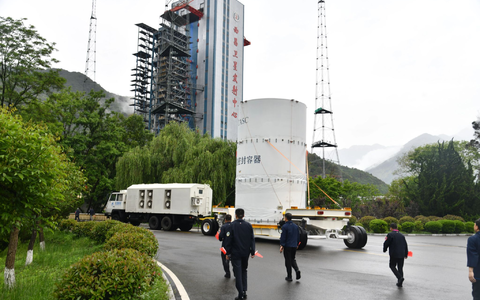 Die chinesische Tianwen-2-Sonde in der südwestchinesischen Provinz Sichuan zu ihrem Startplatz transportiert.  - Foto: Shi Yichen/XinHua/dpa
