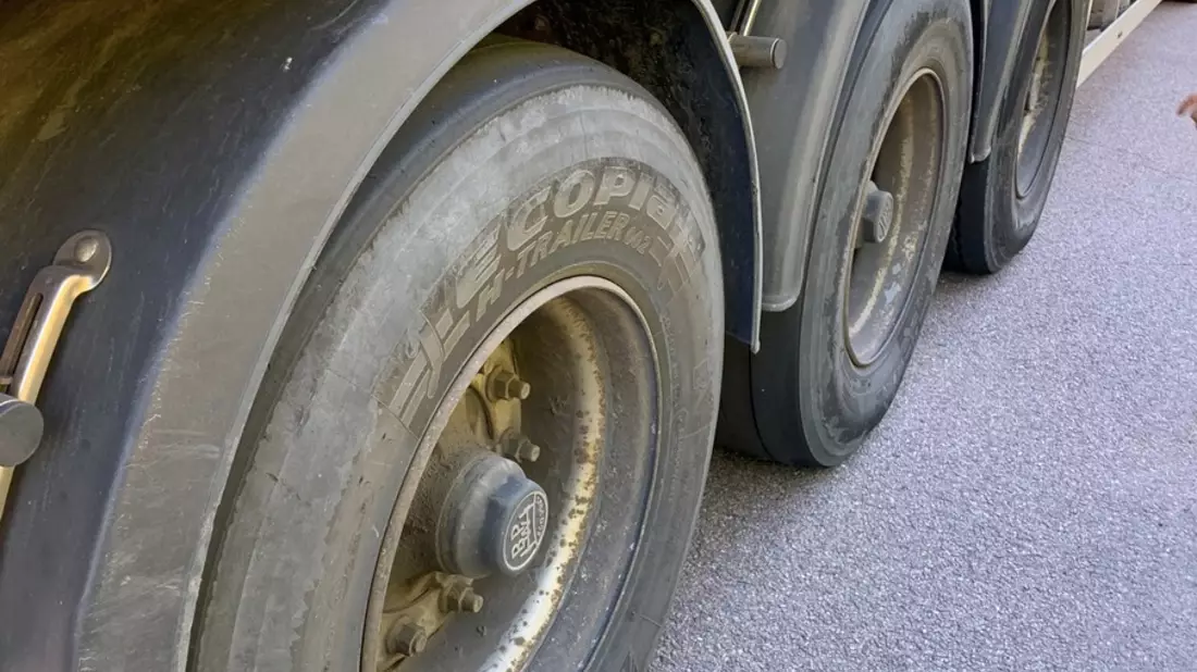 POL-SL: Wer bremsen kann ist klar im Vorteil / Polizei beendet Fahrt eines verkehrsunsicheren 40-Tonners - Bild: presseportal.de
