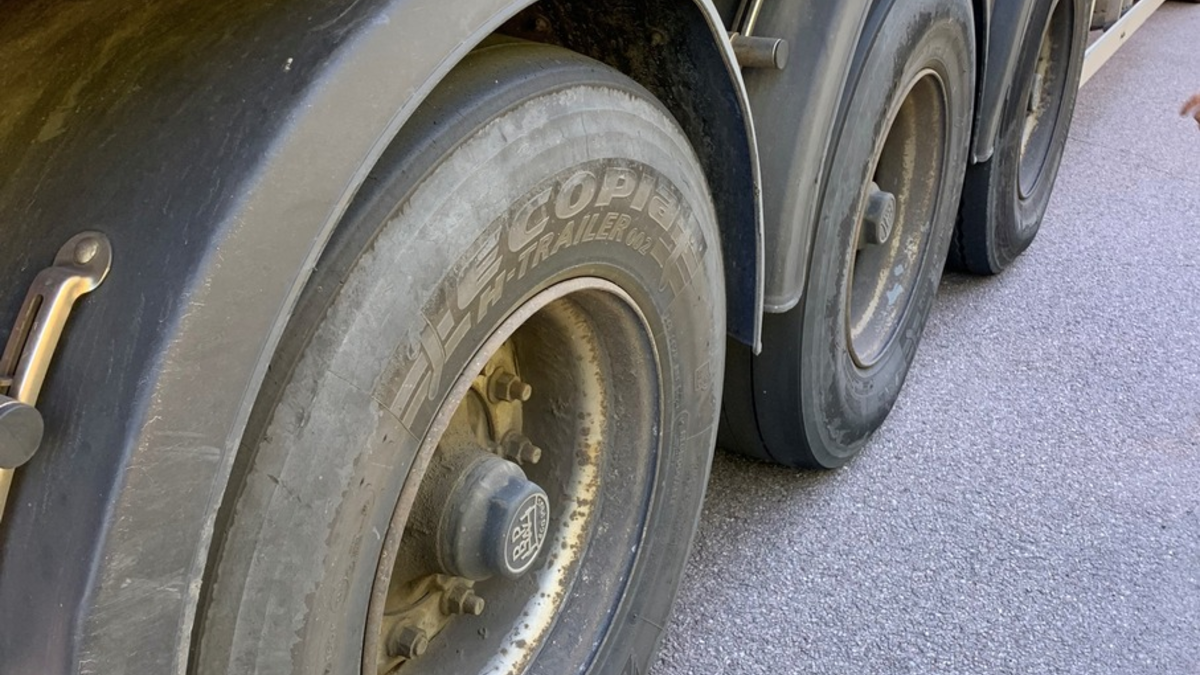 POL-SL: Wer bremsen kann ist klar im Vorteil / Polizei beendet Fahrt eines verkehrsunsicheren 40-Tonners - Foto: presseportal.de