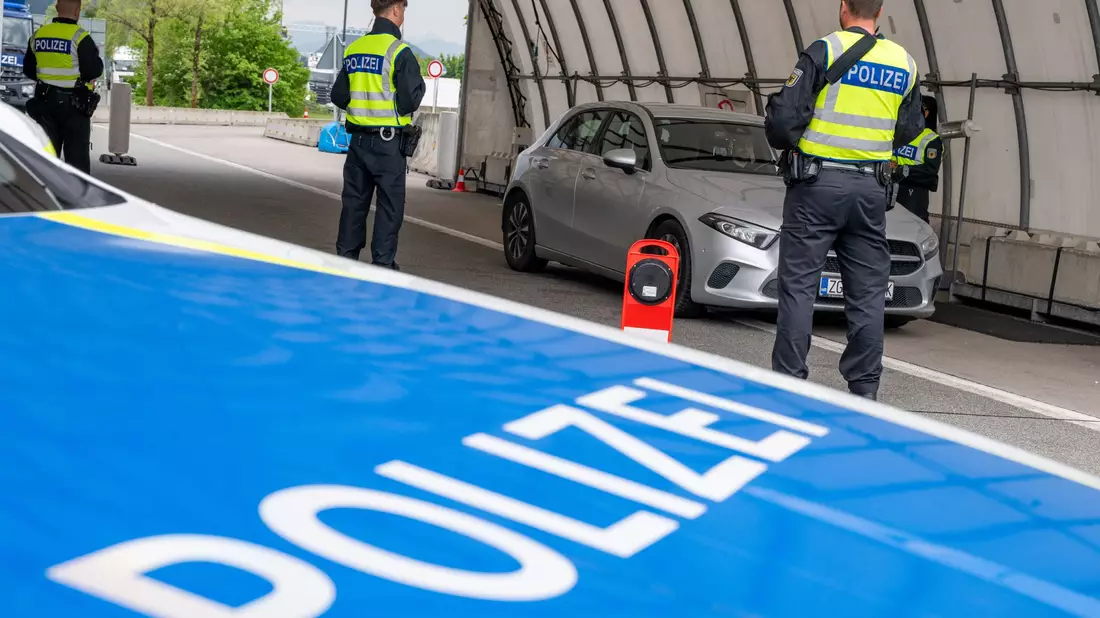 Laut Gewerkschaft der Polizei sind die verstärkten Kontrollen nicht lange zu schaffen. (Archivbild) - Bild: Peter Kneffel/dpa