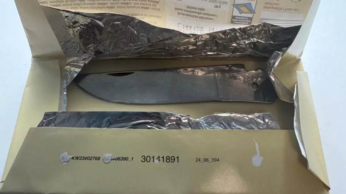 BPOL-HH: (FOTO) Bundespolizei am Hamburg Airport: Messerklinge in Schokoladentafel versteckt - Ordnungswidrigkeitenanzeige - Bild: presseportal.de