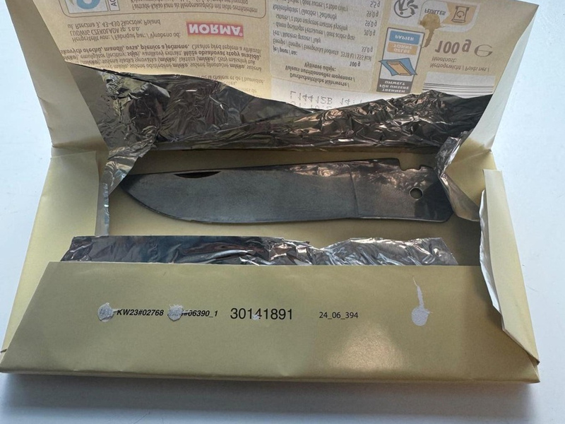 BPOL-HH: (FOTO) Bundespolizei am Hamburg Airport: Messerklinge in Schokoladentafel versteckt - Ordnungswidrigkeitenanzeige - Foto: presseportal.de