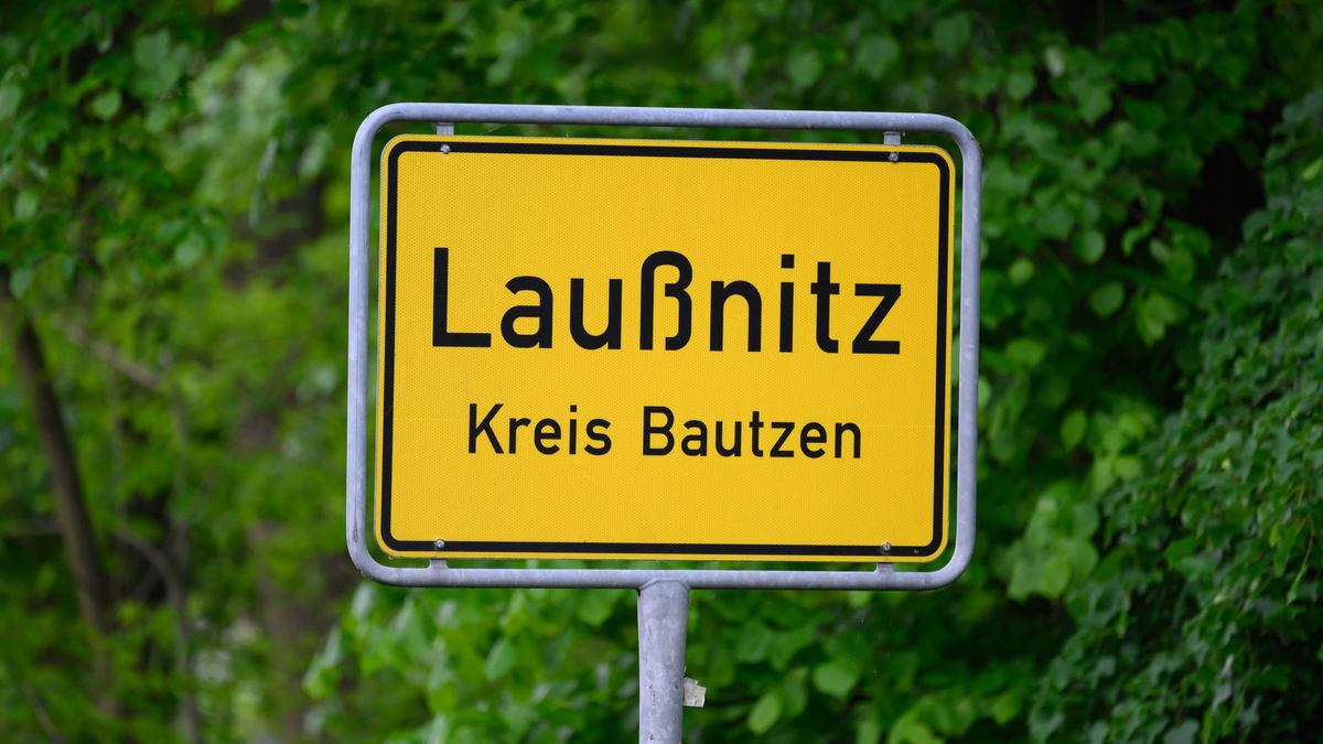 In einem Waldstück bei Laußnitz in Ostsachsen haben Polizeibeamte die Leiche einer 21-Jährigen gefunden. - Foto: Robert Michael/dpa