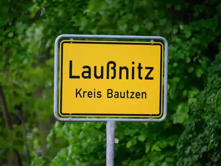 In einem Waldstück bei Laußnitz in Ostsachsen haben Polizeibeamte die Leiche einer 21-Jährigen gefunden. - Foto: Robert Michael/dpa