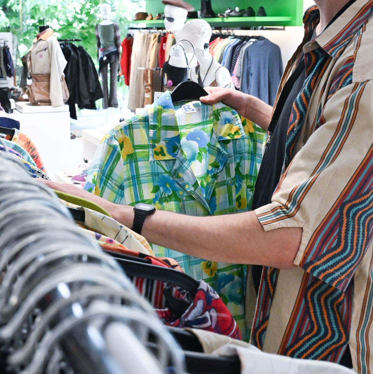 Klamotten in einem Second-Hand-Laden. Im Internet zieht der Verkauf von Ware aus zweiter Hand deutlich an.  - Foto: Bernd Weißbrod/dpa