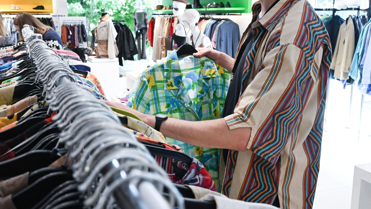 Klamotten in einem Second-Hand-Laden. Im Internet zieht der Verkauf von Ware aus zweiter Hand deutlich an.  - Foto: Bernd Weißbrod/dpa