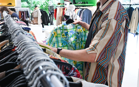 Klamotten in einem Second-Hand-Laden. Im Internet zieht der Verkauf von Ware aus zweiter Hand deutlich an.  - Foto: Bernd Weißbrod/dpa