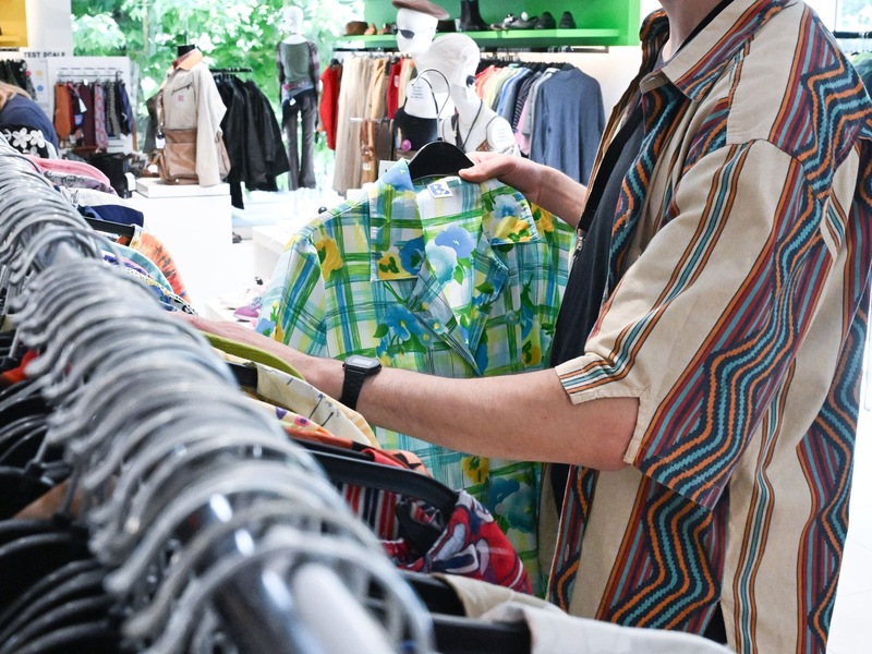 Klamotten in einem Second-Hand-Laden. Im Internet zieht der Verkauf von Ware aus zweiter Hand deutlich an.  - Foto: Bernd Weißbrod/dpa