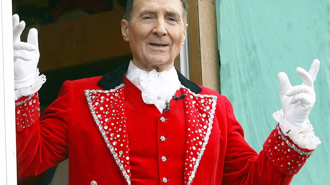 Freddy Quinn liebte den Zirkus und trat oft als Zirkusdirektor im Fernsehen auf. (Archivbild) - Bild: Maurizio Gambarini/dpa