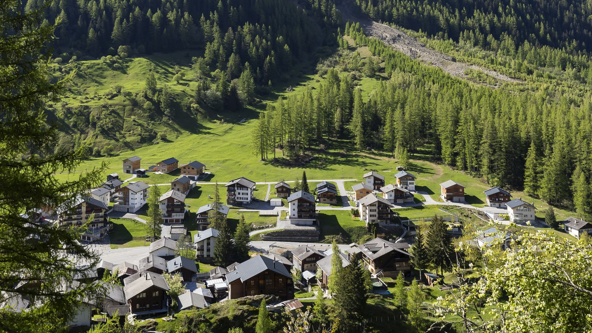 Alle 300 Bewohner mussten ihre Häuser verlassen.  - Foto: Cyril Zingaro/KEYSTONE/dpa