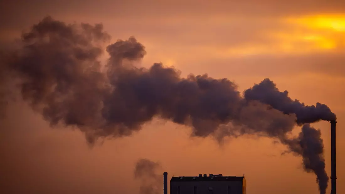 In Summe haben die 40 Dax-Unternehmen ihre Treibhausgas-Emissionen 2024 gesenkt. (Symbolbild) - Bild: Jens Büttner/dpa