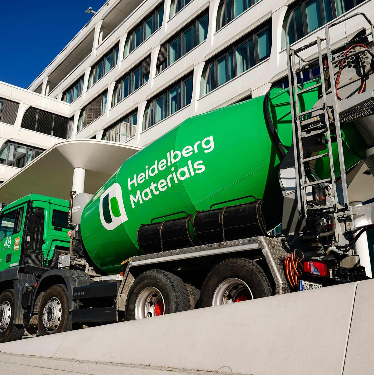 Größter Emittent 2024 blieb - trotz eines leichten Rückgangs - der Baustoffkonzern Heidelberg Materials. (Archivbild) - Foto: Uwe Anspach/dpa