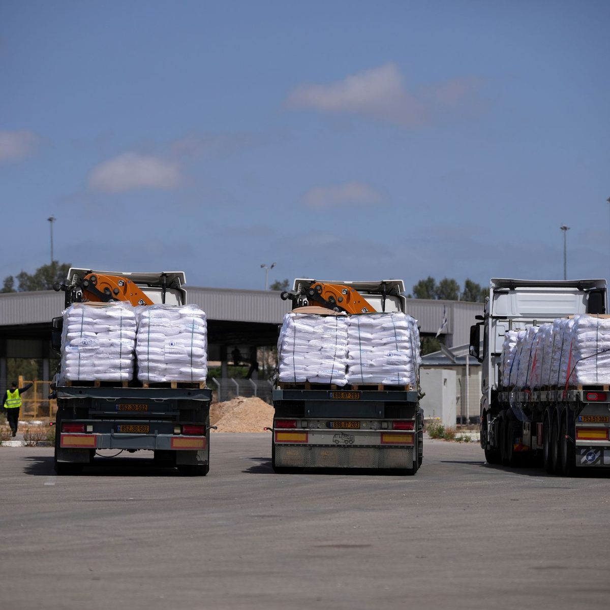 Die israelische Regierung will nach fast dreimonatiger Blockade wieder humanitäre Hilfe in den Gazastreifen lassen. - Foto: Ohad Zwigenberg/AP/dpa