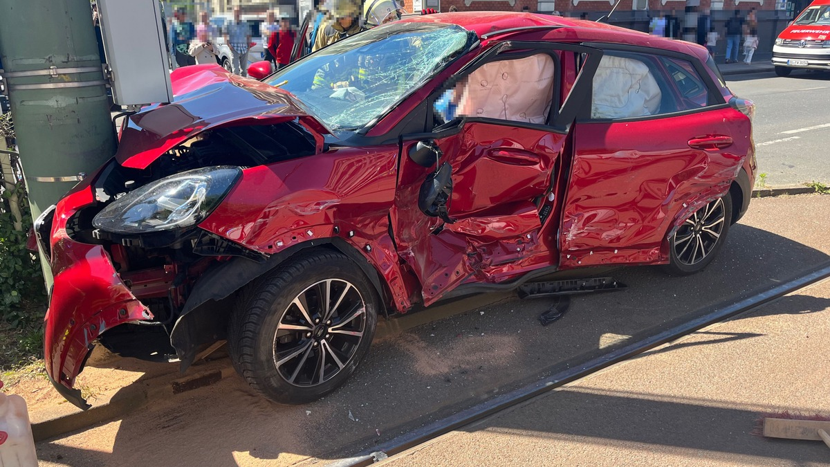 POL-DU: Alt-Hamborn: Auto kollidiert mit Straßenbahn - Mehrere Verletzte, Schaulustige behindern Rettungskräfte - Foto: presseportal.de