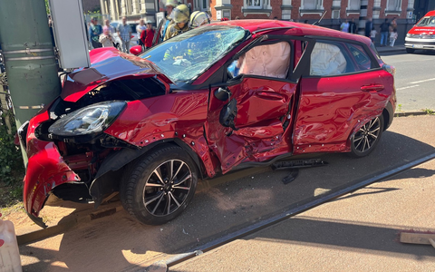 POL-DU: Alt-Hamborn: Auto kollidiert mit Straßenbahn - Mehrere Verletzte, Schaulustige behindern Rettungskräfte - Foto: presseportal.de