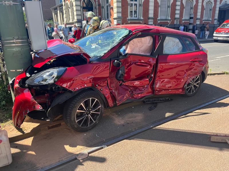 POL-DU: Alt-Hamborn: Auto kollidiert mit Straßenbahn - Mehrere Verletzte, Schaulustige behindern Rettungskräfte - Foto: presseportal.de