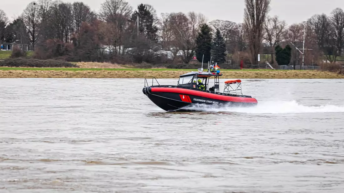 FW-NE: Segelboot kentert bei Wendemanöver | Zwei Personen gerettet - Bild: presseportal.de
