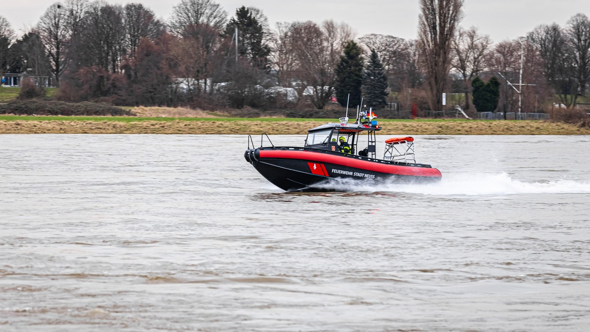 FW-NE: Segelboot kentert bei Wendemanöver | Zwei Personen gerettet - Foto: presseportal.de