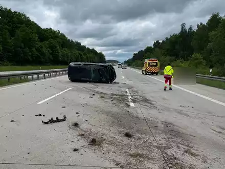 API-TH: VW überschlägt sich - vom Unfallverursacher fehlt jede Spur - Foto: presseportal.de