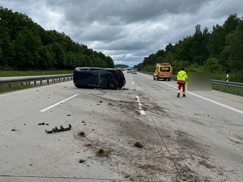 API-TH: VW überschlägt sich - vom Unfallverursacher fehlt jede Spur - Foto: presseportal.de