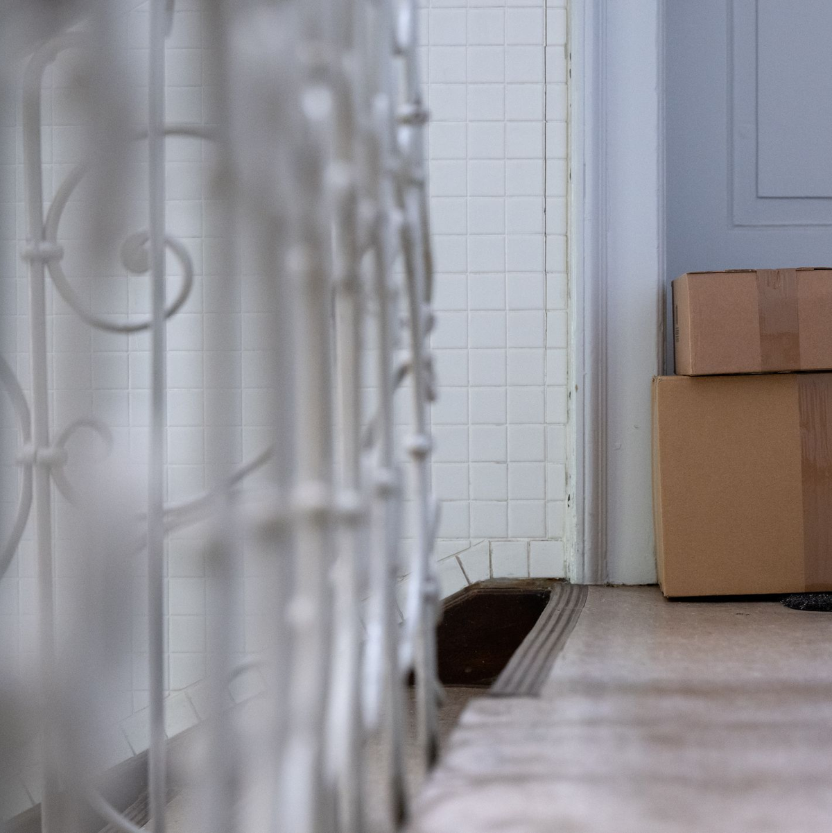 Pakete vor einer Haustür - ein übliches Bild in Deutschland. Der Online-Handel boomt.  - Foto: Sven Hoppe/dpa