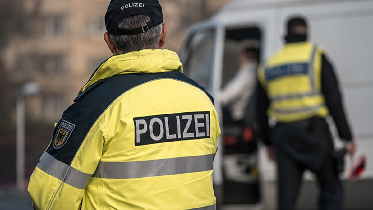Bundespolizeidirektion München: Unerlaubt im überbesetzten Wohnmobil über die Grenze/ Bundespolizei weist vier Migranten zurück - Foto: presseportal.de