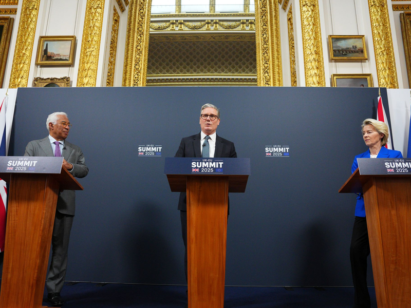 Die EU-Spitze und der britische Premierminister Starmer präsentierten die Einigung höchst zuversichtlich. - Foto: Carl Court/Getty Images Europe Pool/AP/dpa