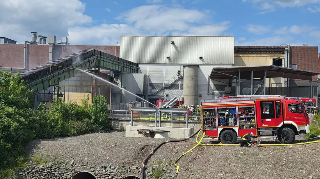 FW-AR: Brennendes Förderband beschäftigt Feuerwehr stundenlang - Bild: presseportal.de