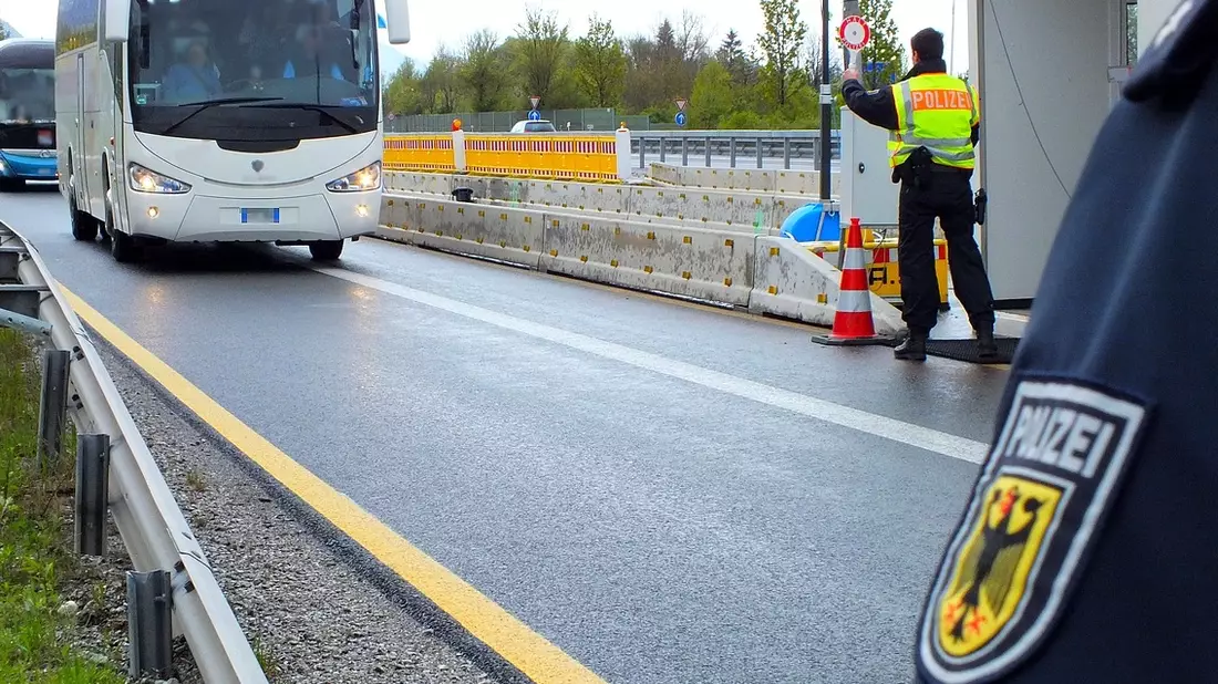 Bundespolizeidirektion München: Drei mutmaßliche Schleuser an Inntalautobahn gefasst / Bundespolizei nimmt Ukrainer, Italiener und eine Staatenlose vorläufig fest - Bild: presseportal.de