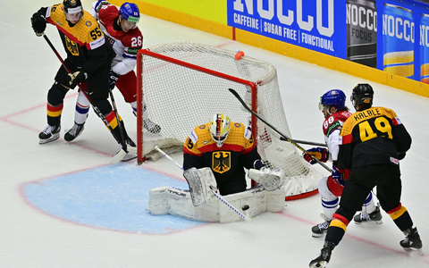 Dominik Kahun verpasste im ersten Drittel den Ausgleich gegen Weltmeister Tschechien. - Foto: Šimánek Vít/CTK/dpa
