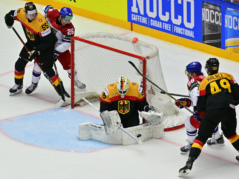 Dominik Kahun verpasste im ersten Drittel den Ausgleich gegen Weltmeister Tschechien. - Foto: Šimánek Vít/CTK/dpa