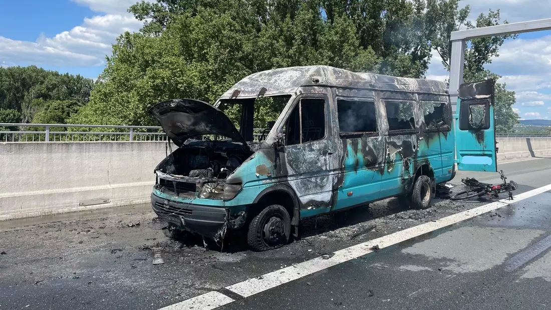 POL-VDMZ: Vollbrand eines Sprinters auf der BAB643 - Bild: presseportal.de