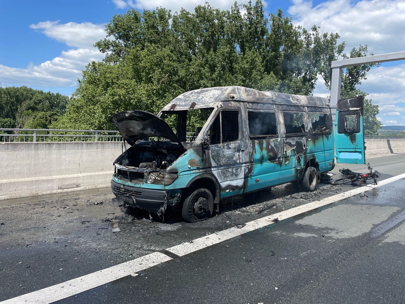POL-VDMZ: Vollbrand eines Sprinters auf der BAB643 - Foto: presseportal.de