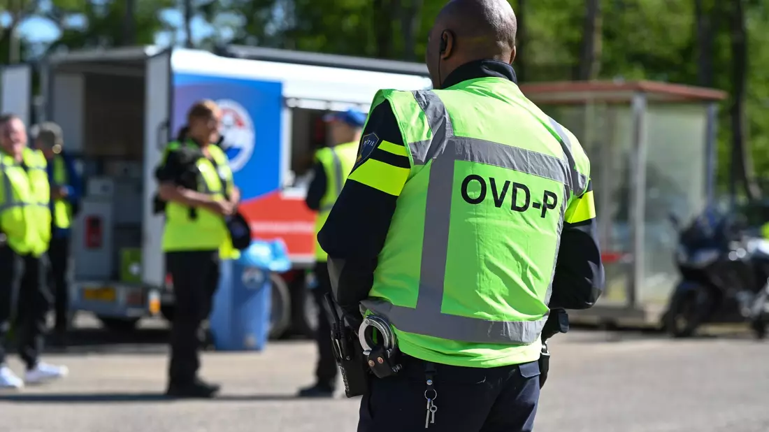In dem geborgenen Auto wurden die Leichen der Kinder und des Vaters gefunden. - Bild: Lars Penning/dpa