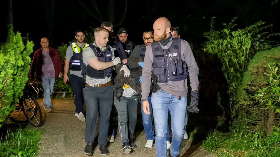 In Heiligenhaus bei Düsseldorf haben Polizisten einen verdächtigen Mann festgenommen.  - Bild: Tim Oelbermann/dpa