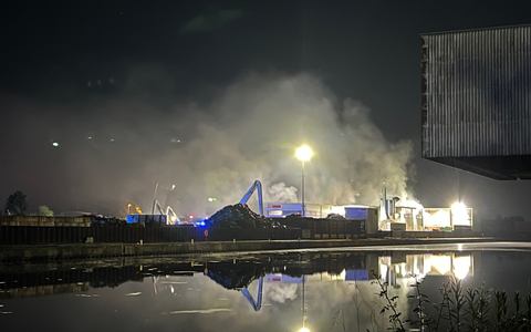 FW-DO: Nächtlicher Einsatz am Hafen - Brand in einer Recyclingmaschine sorgt für viel Rauch - Foto: presseportal.de